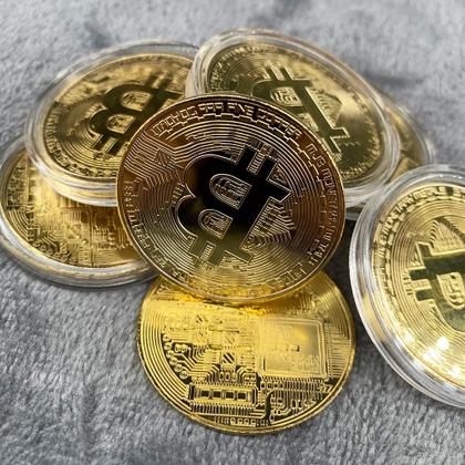 Imagem de  Moeda Física Bitcoin Dourada - Colecionadores Criptomoedas