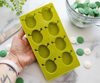 Imagem de Molde de silicone flexível Ice Cube Tray Silver Buffalo Shrek