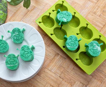 Imagem de Molde de silicone flexível Ice Cube Tray Silver Buffalo Shrek