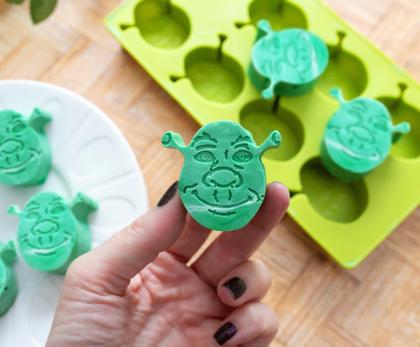 Imagem de Molde de silicone flexível Ice Cube Tray Silver Buffalo Shrek