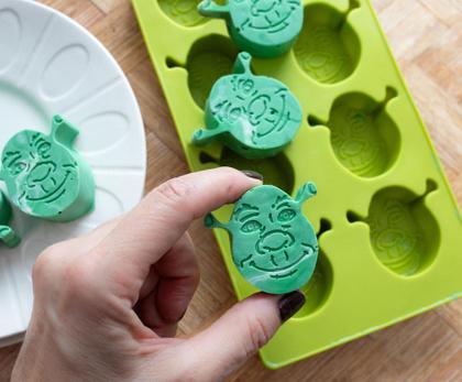 Imagem de Molde de silicone flexível Ice Cube Tray Silver Buffalo Shrek