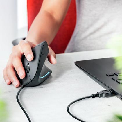 Imagem de Mouse Trust Vertical Ergonômico Verto, LED Azul, 6 Botões - 22885