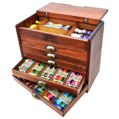 Imagem de Móvel de Madeira Vintage com as 500 Cores da Linha DMC Mouliné Spécial