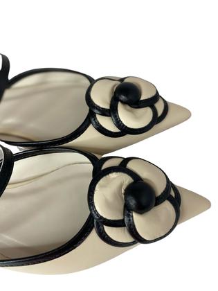 Imagem de Mule Uza Salto Baixo Bico Fino Com Detalhe de Flores