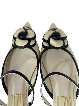 Imagem de Mule Uza Salto Baixo Bico Fino Com Detalhe de Flores