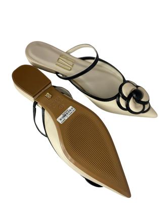 Imagem de Mule Uza Salto Baixo Bico Fino Com Detalhe de Flores