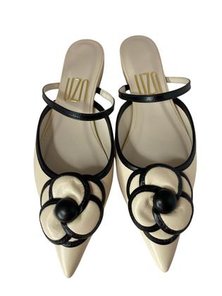 Imagem de Mule Uza Salto Baixo Bico Fino Com Detalhe de Flores