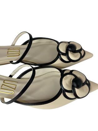 Imagem de Mule Uza Salto Baixo Bico Fino Com Detalhe de Flores