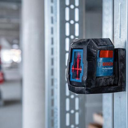Imagem de Nível a Laser Bosch, 2 Linhas, IP55, com Suporte Magnético, Tripé e Óculos Vermelho Profissional  GLL 1222