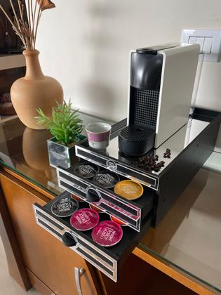 Imagem de Novo Design De Zeus MDF Bandeja Com Duas Gavetas Capacidade de 72 Capsulas Super Moderna Nespresso  