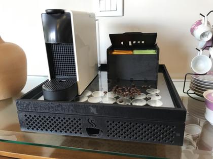 Imagem de Organizador de Cápsulas Bandeja Com Vidro Superior Ultra Resistente Para Maquinas Nespresso Design Zeus MDF