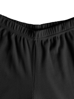 Imagem de Outfit: camisa curta feminina de malha canelada sem mangas e calças largas