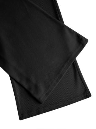 Imagem de Outfit: camisa curta feminina de malha canelada sem mangas e calças largas