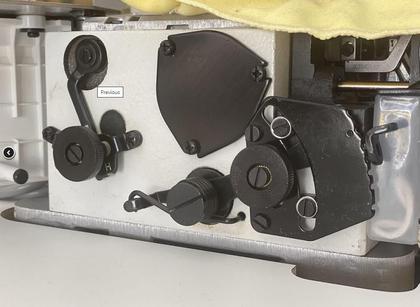 Imagem de Overlock 3 fios, Jack, com Embutidor de Correntinha E4S-220V