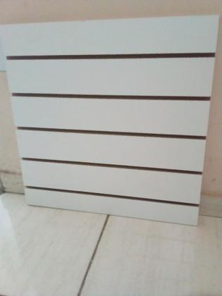 Imagem de Painel Expositor Mdf Branco 60x60cm + 10 Ganchos De 20 cm