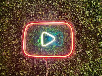 Imagem de Painel Neon Led Play Youtube Branco E  Vermelho 30 Cm