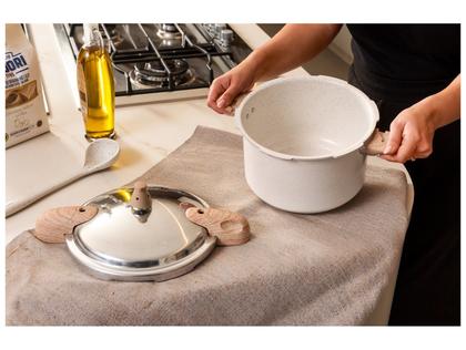Imagem de Panela de Pressão Brinox Ceramic Life 5,4L 22cm Baunilha Antiaderente para Indução com Fechamento Externo