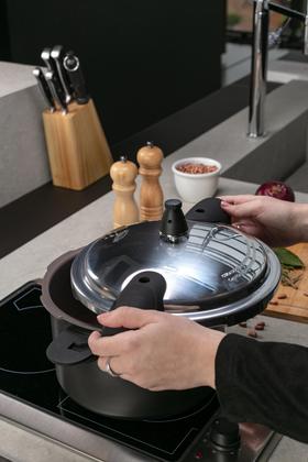 Imagem de Panela De Pressão Fundo De Indução Brinox Ceramic Life Pressure 5,4 Litros Ø 22 cm Preto