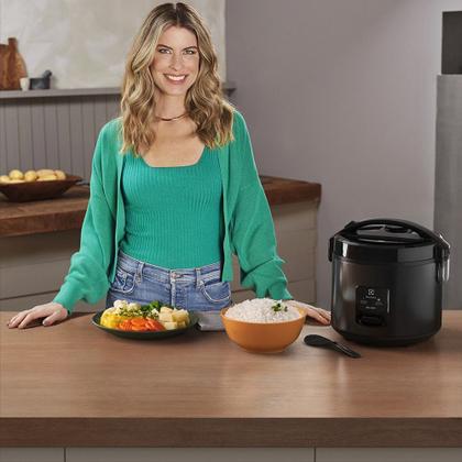 Imagem de Panela Elétrica Electrolux vapor arroz 3,5L 10 Xícaras 2 em 1 timer panela antiaderente tampa com visor transparente ERC30 preto por Rita Lobo