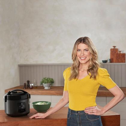 Imagem de Panela Elétrica Electrolux vapor arroz capacidade 2L 6 Xícaras 2 em 1 timer panela antiaderente tampa com visor transparente ERC10 inox por Rita Lobo