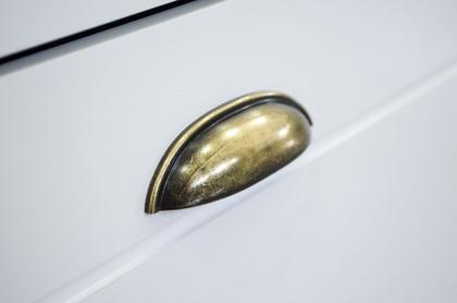 Imagem de Paneleiro Simples 2 Portas de Vidro 2 Gavetas Americana