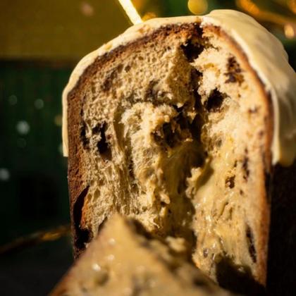 Imagem de Panettone Recheado Caixa Com 620g Sabor Pistache Com Chocolate Branco Haoma