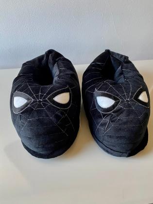 Imagem de Pantufa 3D adulto e infantil Aranha preto