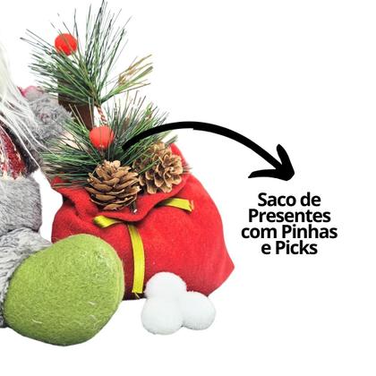 Imagem de Papai Noel Pelúcia na Cerca Base Madeira Presentes e Pinhas- Master Christmas