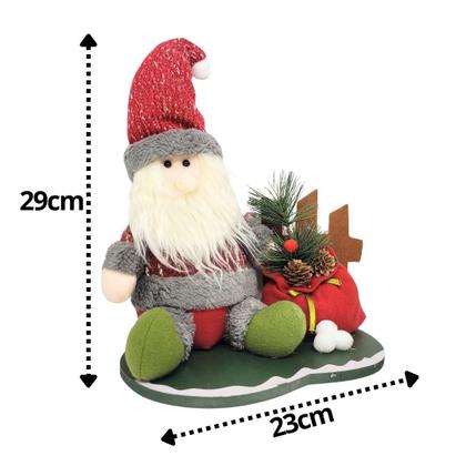 Imagem de Papai Noel Pelúcia na Cerca Base Madeira Presentes e Pinhas- Master Christmas