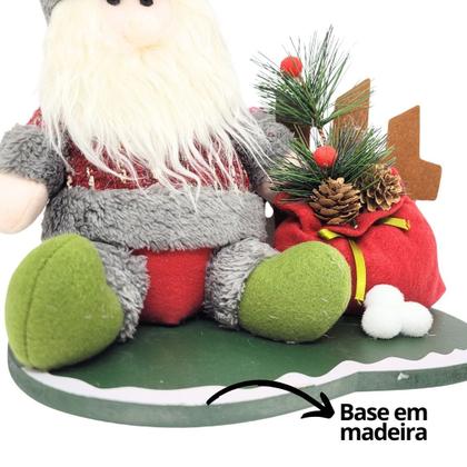 Imagem de Papai Noel Pelúcia na Cerca Base Madeira Presentes e Pinhas- Master Christmas