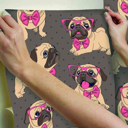 Imagem de Papel Parede Adesivo Cachorrinho Pug Fundo Marrom Quarto 12m