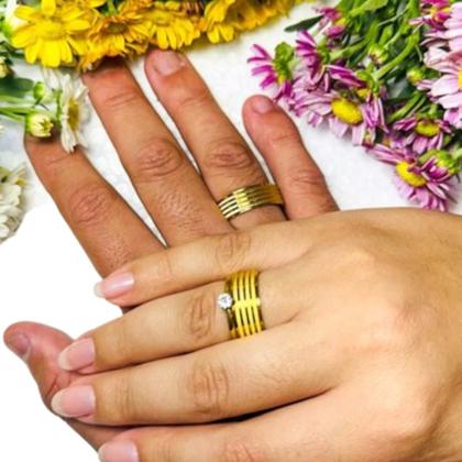 Imagem de Par Alianças 6mm Noivado Ouro 18k Riscos Luxo + Anel Solitário 2mm Pedra Zirconia Branca Casal