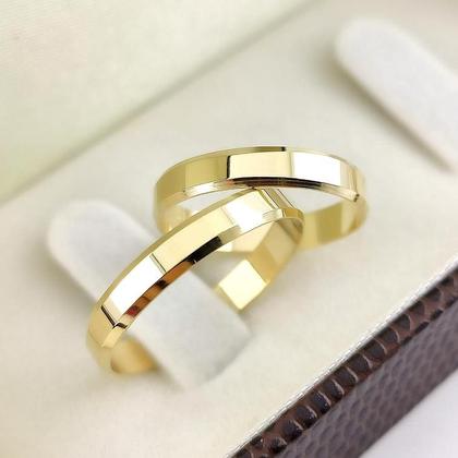 Imagem de Par de Alianças de Ouro 18k Laterais Chanfradas 3mm. SOLITARIO DE PRESENTE. ENVIE MENSAGEM PELO CHAT PARA INFORMAR A NUMERAÇÃO E GRAVAÇÃO