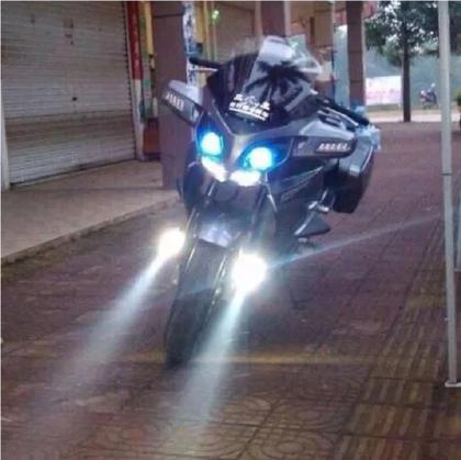 Imagem de Par de farol auxiliar led moto olho de mosca com gaiola yhl001