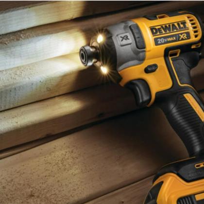 Imagem de Parafusadeira de Impacto 20V MAX  205Nm de Torque com 2 Baterias 2Ah e Carregador - DCF887B