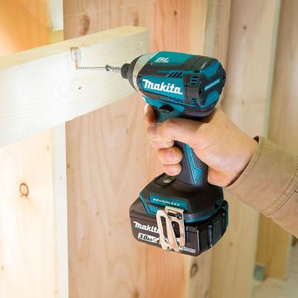 Imagem de Parafusadeira de Impacto a Bateria 18V Makita DTD154Z