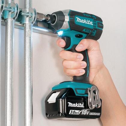 Imagem de Parafusadeira de Impacto Sem Fio 18V Torque 165N.m Resistência Água e Poeira DTD152Z Makita