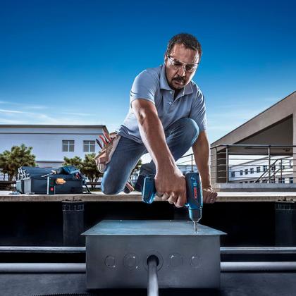 Imagem de Parafusadeira Furadeira Bosch GSR 1000 Smart 12V Com 10 bits, 1 Carregador e Maleta