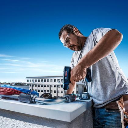 Imagem de Parafusadeira Furadeira Bosch GSR 1000 Smart 12V Com 10 bits, 1 Carregador e Maleta