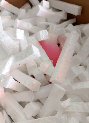 Imagem de Pedaços De Isopor Cubos E Tiras para Enchimento Puff 230 Lts