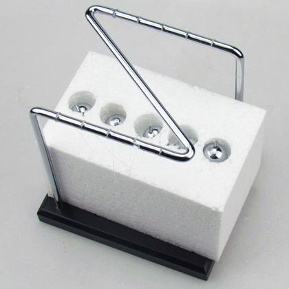 Imagem de Pêndulo de Newton Formato Z com Base de Madeira e Esferas Metálicas 14x12x15cm