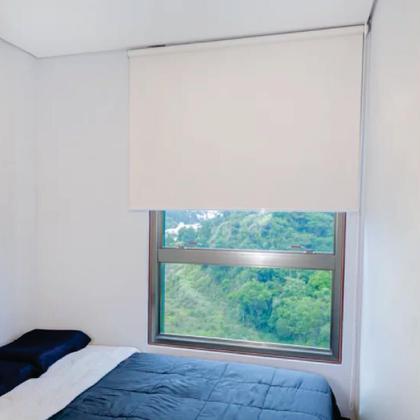Imagem de Persiana Rolo Blackout Pinpoint Bege - 2,10m x 1,20m