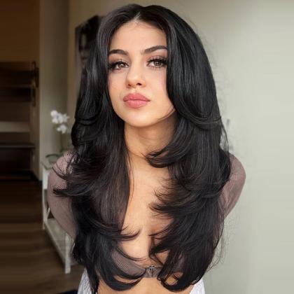 Imagem de Peruca Jolelyne preta ondulada em camadas com franja de cortina para mulheres