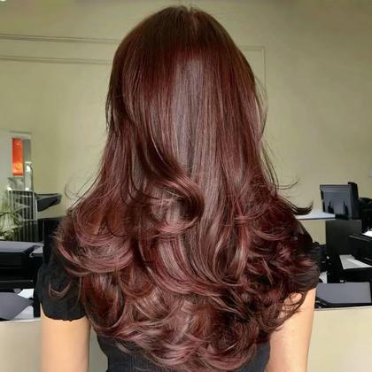 Imagem de Peruca Jolelyne vermelha em camadas ondulada com franja de cortina cor de vinho