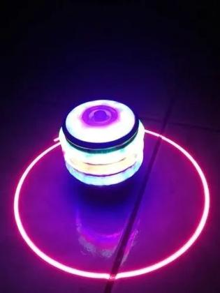 Imagem de Pião Musical Luminoso Com Lançador Automatico Tendencia