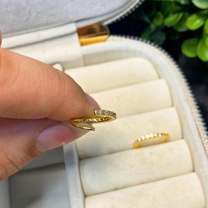 Imagem de Piercing Conch Dourado Cravejado Aço Banhado Ouro Delicado
