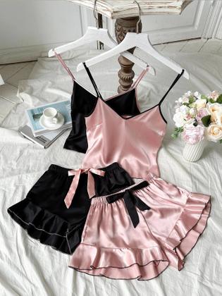 Imagem de Pijama Feminino de Cetim com Decote V, Babados e Shorts com Laço