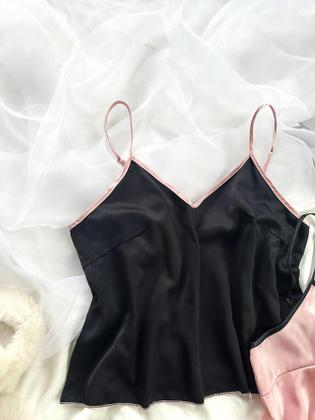 Imagem de Pijama Feminino de Cetim com Decote V, Babados e Shorts com Laço