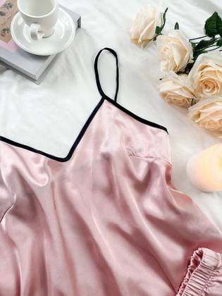 Imagem de Pijama Feminino de Cetim com Decote V, Babados e Shorts com Laço