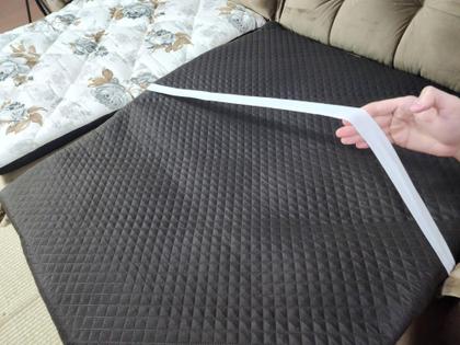 Imagem de Pillow top protetor impermeável para assento do sofá de 2 metros com 2 almofadas cheias